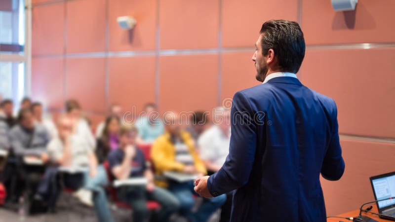 Relatore a una Conferenza di lavoro con Presentazioni Pubbliche.