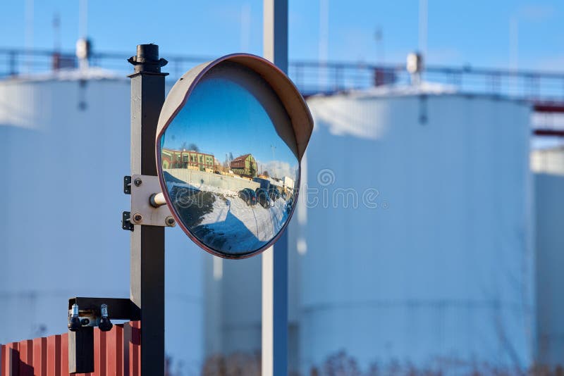 Specchio Convesso Di Tipo Sferico Su Strada Riflettente Con Un'asta  Immagine Stock - Immagine di metallo, alberino: 215135475