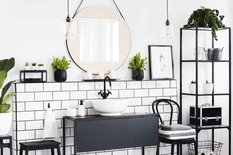 Specchio rotondo fra l'interno del bagno delle piante in bianco e nero con il manifesto e la sedia Foto reale fotografie stock Specchio rotondo fra l'interno del bagno delle piante in bianco e nero con il manifesto e la sedia Foto reale fotografie stock
