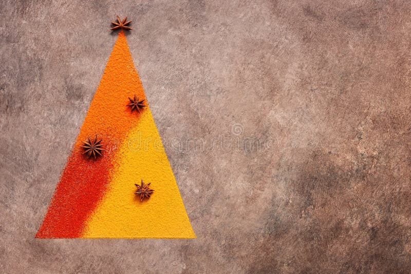 Specerijen in de vorm van een kerstboom op een donkere rustige achtergrond, kurkuma, anijs, saffraan, paprika Abstract kerstboom, royalty-vrije stock foto Specerijen in de vorm van een kerstboom op een donkere rustige achtergrond, kurkuma, anijs, saffraan, paprika Abstract kerstboom, royalty-vrije stock foto