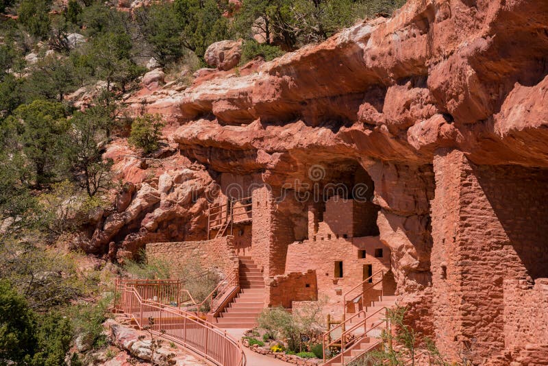 The special Manitou Cliff Dwellings museum