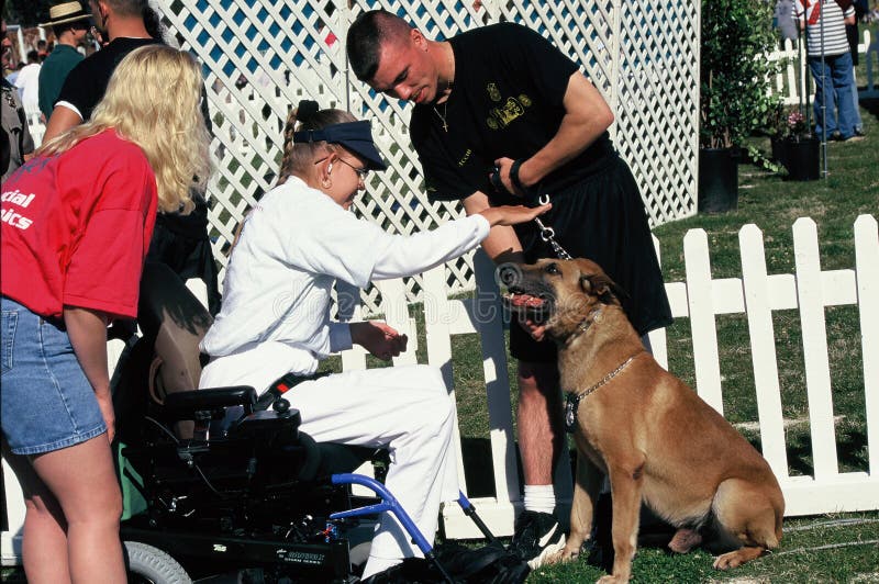 Speciale Olympics deelnemershuisdieren een politiehond royalty-vrije stock afbeelding Speciale Olympics deelnemershuisdieren een politiehond royalty-vrije stock afbeelding