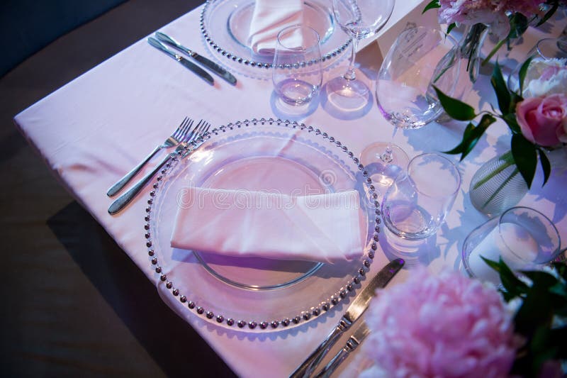 Speciale plaat en sommige glazen van een huwelijk in een fantastische atmosfeer Formeel, huwelijk royalty-vrije stock fotografie Speciale plaat en sommige glazen van een huwelijk in een fantastische atmosfeer Formeel, huwelijk royalty-vrije stock fotografie