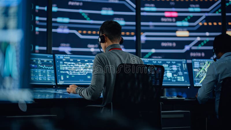 Specialisti del supporto tecnico IT e programmatore di software che lavorano su computer in immagini stock