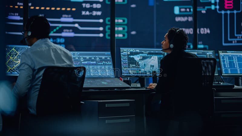 Specialisti del supporto tecnico IT e programmatore di software che lavorano su computer in fotografia stock