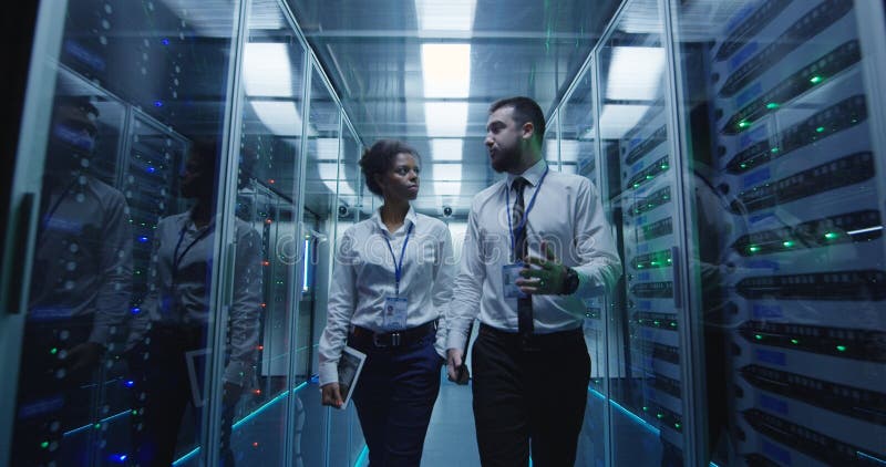 Specialisti di Coworking l'IT nella stanza del centro dati immagini stock
