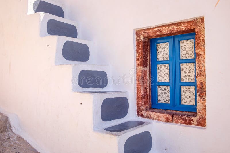 Specificera sikten av det traditionella färgrika grekiska fönstret, Santorini royaltyfri foto Specificera sikten av det traditionella färgrika grekiska fönstret, Santorini royaltyfri foto