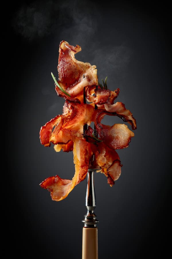 Speck mit Rosmarin auf einer Gabel lizenzfreie stockfotos