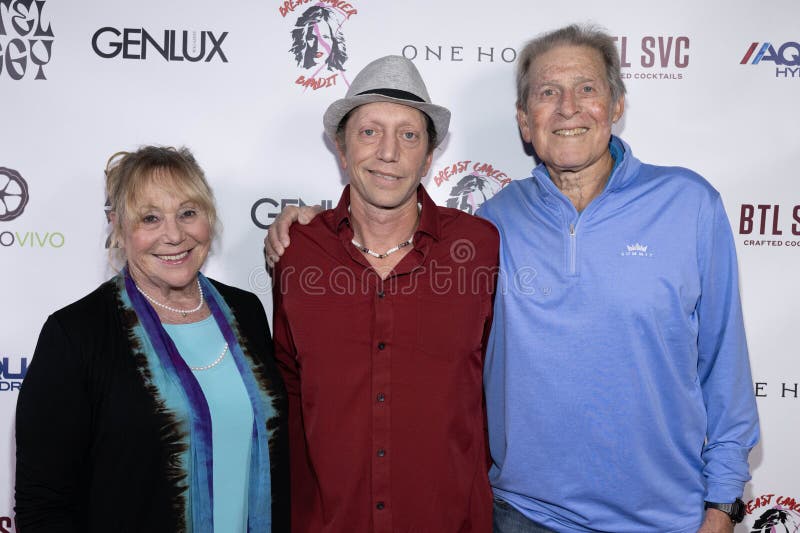Spectacle de comédie christine peakes. Le comédien marc gordon avec ses parents assiste à christine peakes comedy show for cancer du sein bandit à l'hôtel ziggy los angeles ca 5 février 2024
