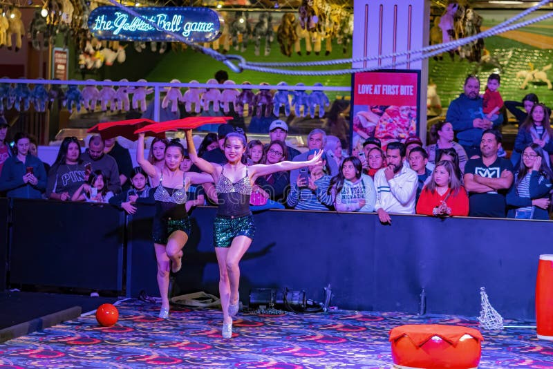 Spectacol gratuit acrobatic în faimosul hotel de circ și cazinou. Las Vegas ian 4 : spectacol acrobatic gratuit în faimosul hotel de circ și cazinou din Las Vegas Nevada, pe 4 ianuarie 2020
