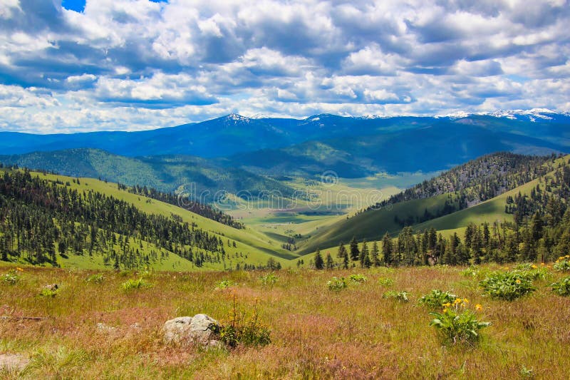 Spectaculair uitzicht vanaf Red Sleep Mountain op de Bitterroot Trail, Bison Range in Moiese, Montana royalty-vrije stock afbeeldingen
