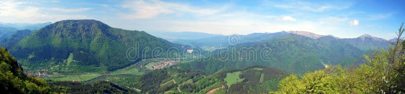 Velkolepé panorama s horami, řekou a modrou oblohou s mraky při pěší turistice na vrch sip ve velké fatře na slovensku