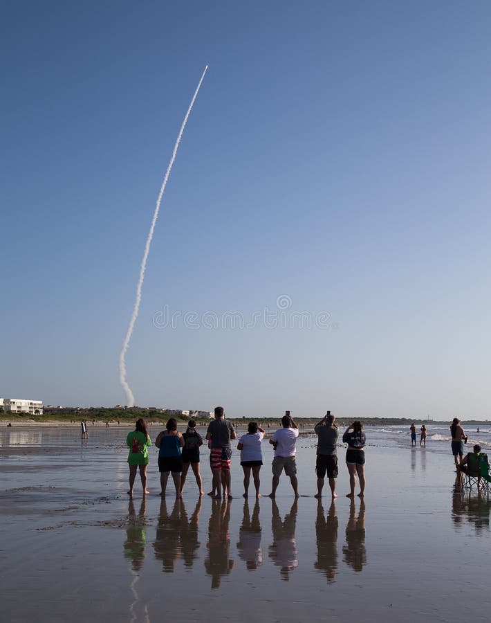 Spectateurs observant l'atlas V lancer, Cap Canaveral, la Floride