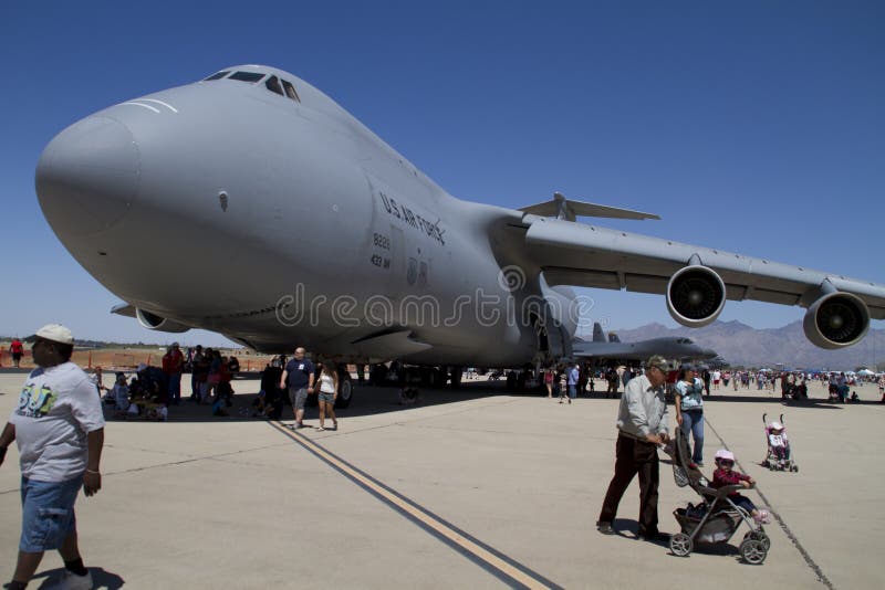 Spectators and Huge Aircraft