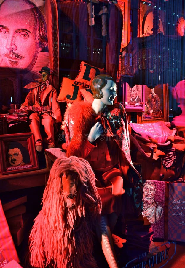 Holiday Window Display at Bergdorf Goodman, NYC. Editorial Photo - Image of  background, pedestrians: 132019021