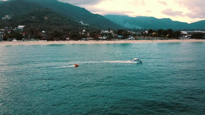 Spedisca la gente dei turisti di guida sulla vista aerea della barca di banana Attrazione dell'acqua di mare