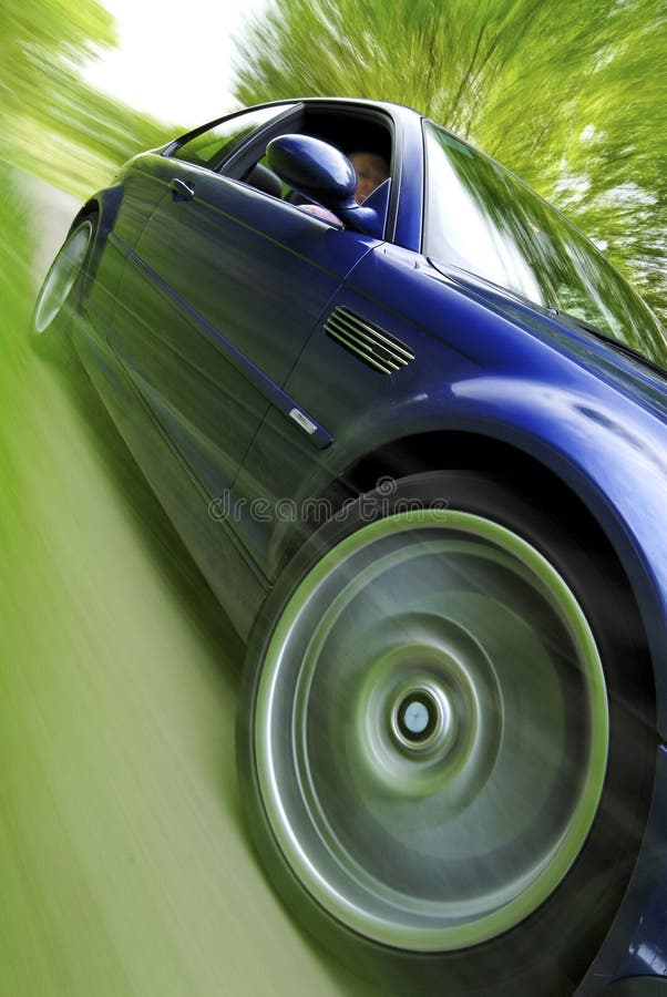 Auto blu in movimento con il Motion Blur Attraverso Ciglio erboso.