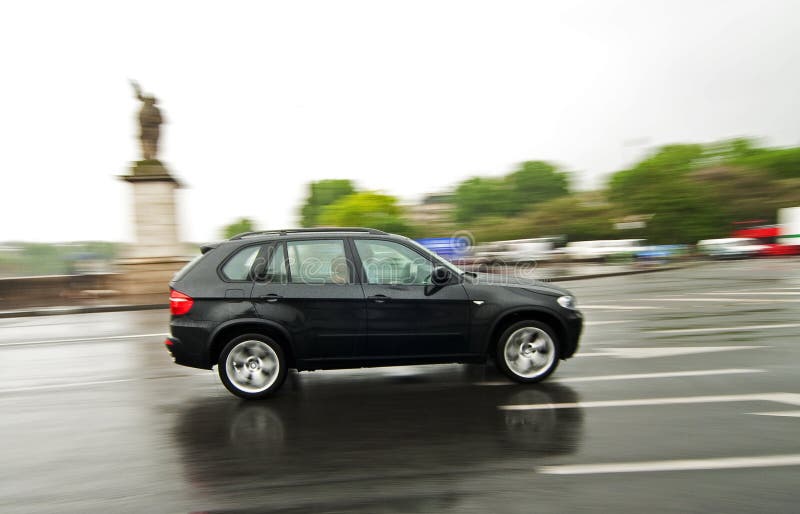 A posúvanie záberu a rýchlosti SUV.