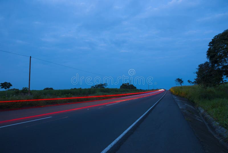 Speedingon de voitures une route, Guatemala, Am?rique Centrale, voiture de vitesse photos libres de droits Speedingon de voitures une route, Guatemala, Am?rique Centrale, voiture de vitesse photos libres de droits