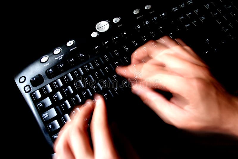 Escribiendo sobre el teclado.