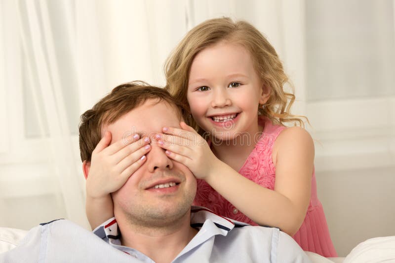 Speel huid-en-zoeken, Papa royalty-vrije stock afbeelding Speel huid-en-zoeken, Papa royalty-vrije stock afbeelding