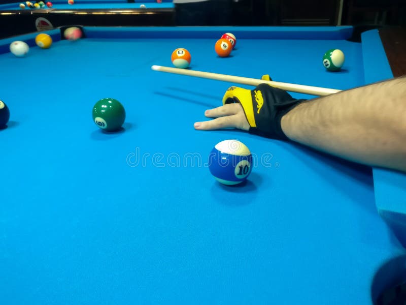 Speeldiebiljart, A van een mensen speelbiljart wordt geschoten op een blauwe poollijst stock foto Speeldiebiljart, A van een mensen speelbiljart wordt geschoten op een blauwe poollijst stock foto
