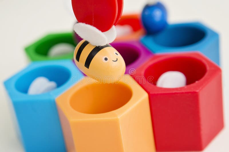 menu marionet Minder Speelgoed Voor Baby ' S Met Een Pincet. Stock Afbeelding - Image of velen,  helder: 226944963