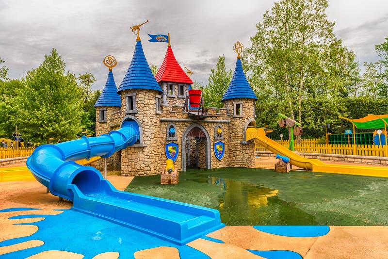 Speelplaatsgebied binnen het Pretpark van Gardaland, dichtbij Meer Garda stock afbeeldingen Speelplaatsgebied binnen het Pretpark van Gardaland, dichtbij Meer Garda stock afbeeldingen