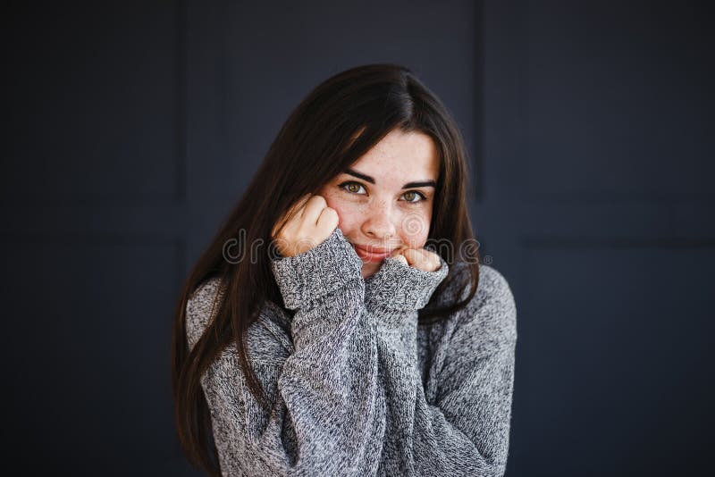 Speels koket oneerbiedig kinderachtig vrouwenportret stock fotografie Speels koket oneerbiedig kinderachtig vrouwenportret stock fotografie