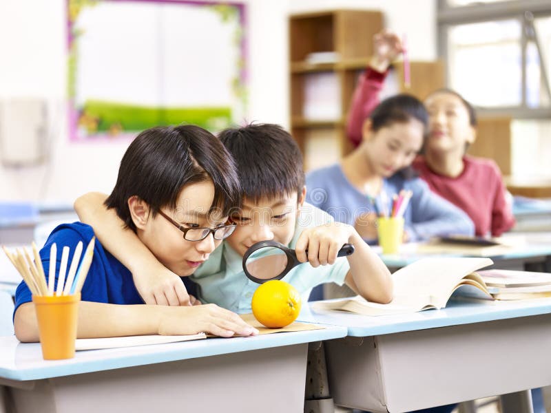 Speelse en nieuwsgierige Aziatische lage schoolstudenten stock fotografie Speelse en nieuwsgierige Aziatische lage schoolstudenten stock fotografie