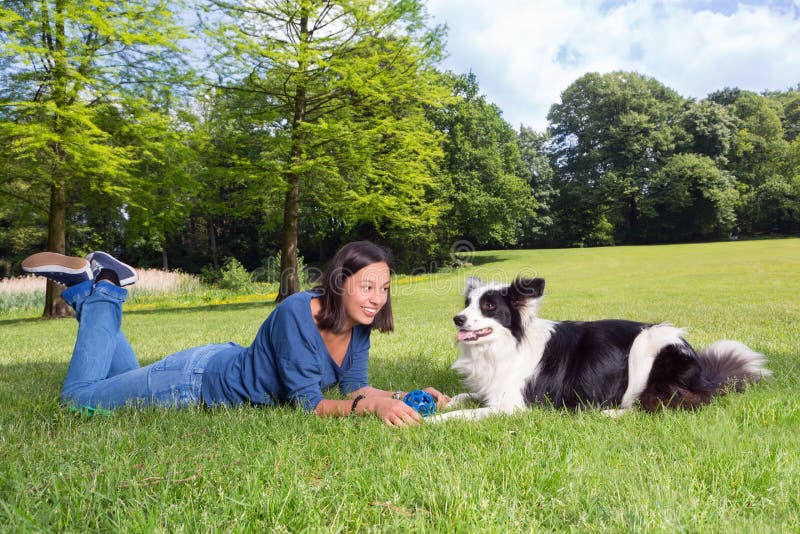 Speelse hond en vrouw stock foto Speelse hond en vrouw stock foto