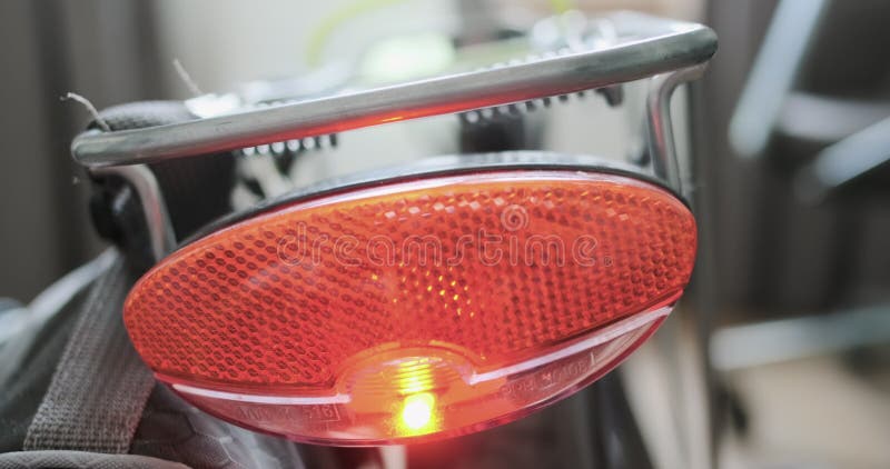 Spegne la luce posteriore della bicicletta con riflettore rosso di sicurezza con chiusura della luce di stazionamento.