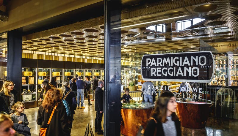 Speicher von Käse Parmiggiano Reggiano an Welt Fico Eataly im Bologna - Italien stockbild Speicher von Käse Parmiggiano Reggiano an Welt Fico Eataly im Bologna - Italien stockbild