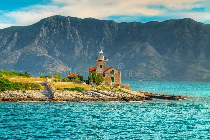Spektakularna latarnia morska na skalistym wybrzeżu, Sucuraj, wyspa Hvar, Chorwacja