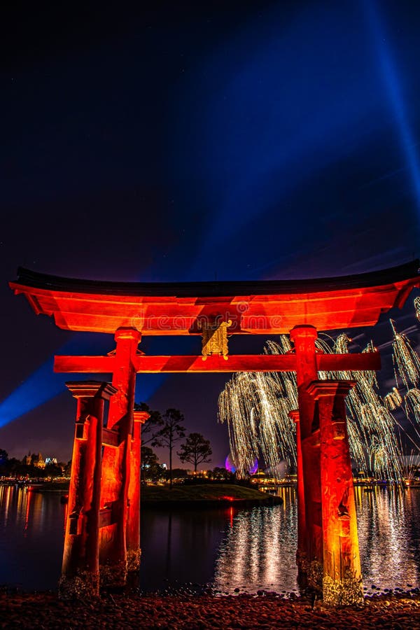 Spektakularny widok fajerwerków Epcot Forever i łuku japońskiego w Walt Disney World 6 zdjęcie stock Spektakularny widok fajerwerków Epcot Forever i łuku japońskiego w Walt Disney World 6 zdjęcie stock