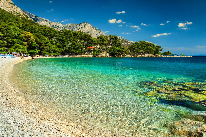 Spektakularny zatoka i plaża, Brela, Dalmatia region, Chorwacja, Europa fotografia royalty free Spektakularny zatoka i plaża, Brela, Dalmatia region, Chorwacja, Europa fotografia royalty free