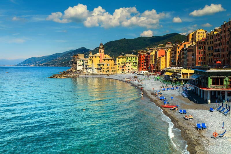 Spektakularny Śródziemnomorski Riviera wybrzeże z Camogli kurortem, Liguria, Włochy, Europa obrazy royalty free Spektakularny Śródziemnomorski Riviera wybrzeże z Camogli kurortem, Liguria, Włochy, Europa obrazy royalty free