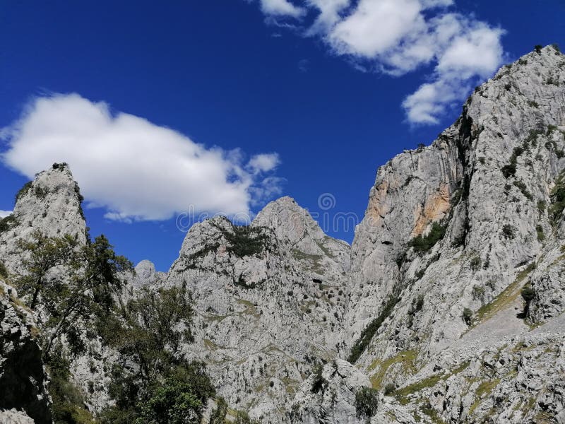 Spektakuläre Felsklippen in den Gipfeln von Astrien