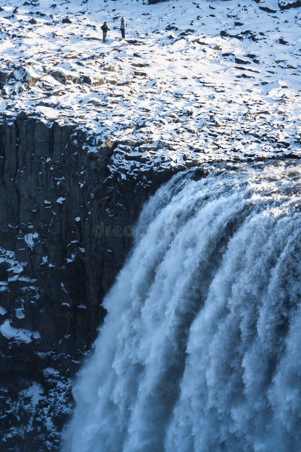 Spektakulärer Wasserfall mit unscharfen Touristen lizenzfreies stockbild