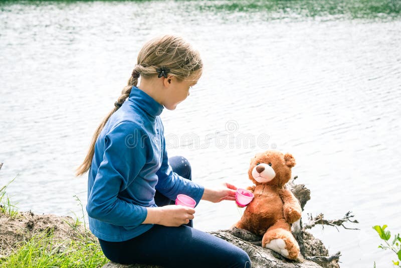 Spel van het Llittle het leuke meisje met teddybeer op de zomer in openlucht Beste vriendenconcept Beste vriendenconcept Het uits royalty-vrije stock foto's Spel van het Llittle het leuke meisje met teddybeer op de zomer in openlucht Beste vriendenconcept Beste vriendenconcept Het uits royalty-vrije stock foto's