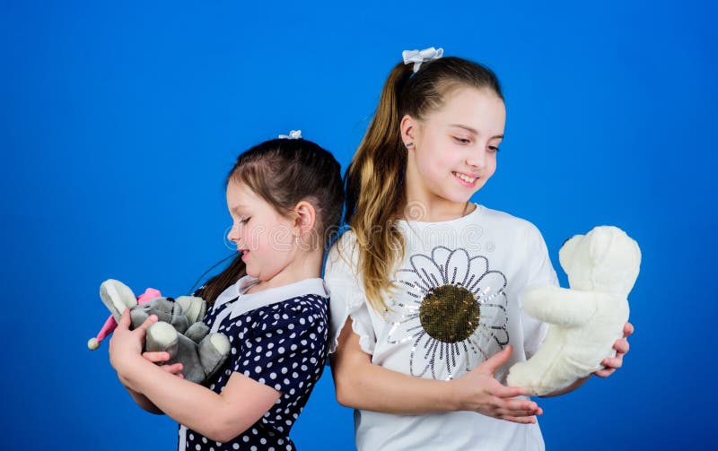 Spel van jonge geitjes het leuke meisjes met zacht speelgoed Gelukkige kinderjaren Kinderverzorging Zusters of beste vriendenspel royalty-vrije stock afbeelding Spel van jonge geitjes het leuke meisjes met zacht speelgoed Gelukkige kinderjaren Kinderverzorging Zusters of beste vriendenspel royalty-vrije stock afbeelding
