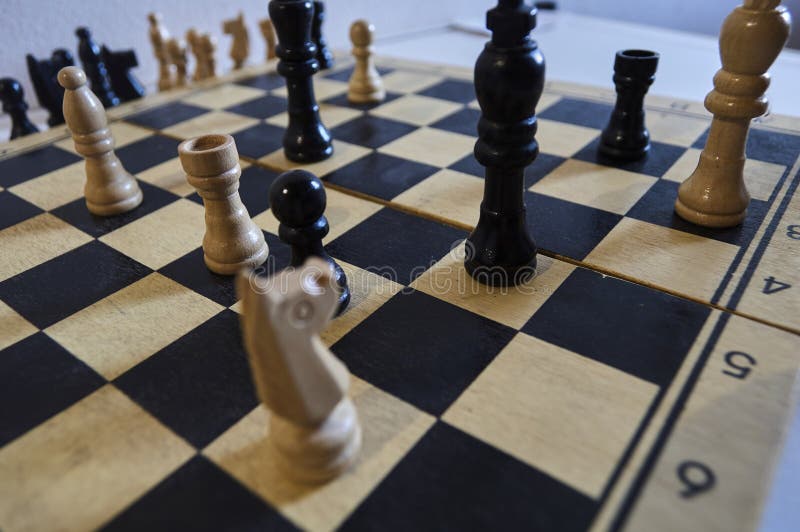 Spel van schaak, witte koning in probleem, paard in probleem, schaakmat in één beweging stock afbeeldingen Spel van schaak, witte koning in probleem, paard in probleem, schaakmat in één beweging stock afbeeldingen