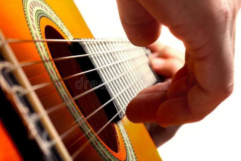 Spela gitarren arkivfoto Spela gitarren arkivfoto