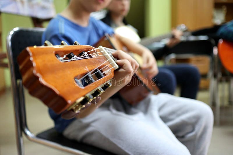 Spela gitarren, man som spelar gitarren royaltyfri bild Spela gitarren, man som spelar gitarren royaltyfri bild