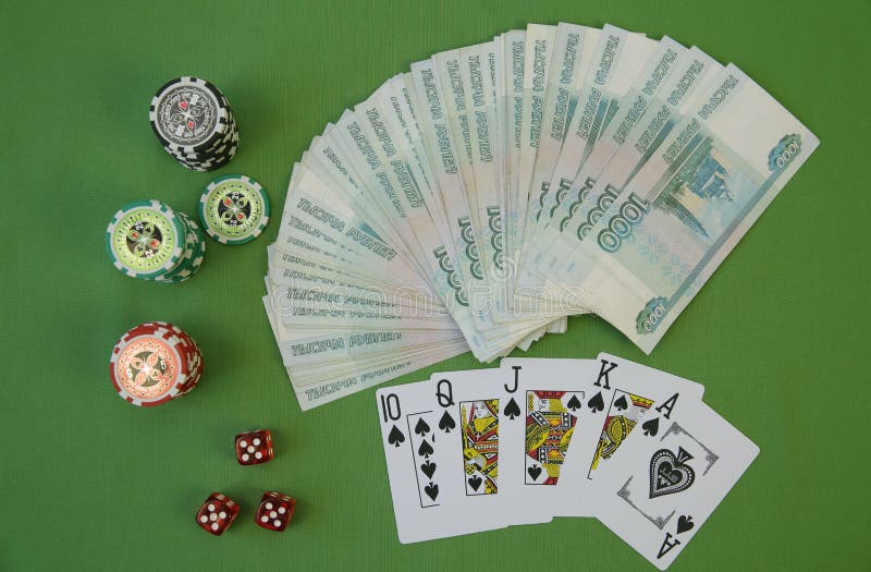 Spela upp kort i en kombination av Flash Royal- och pokerchips på en grön bakgrund Texas Hold`em Poker Spel, företag arkivbild Spela upp kort i en kombination av Flash Royal- och pokerchips på en grön bakgrund Texas Hold`em Poker Spel, företag arkivbild