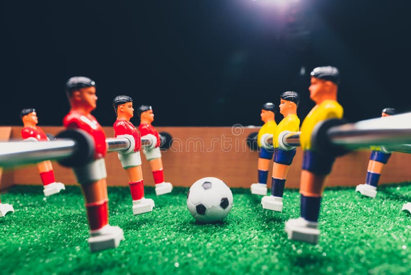 Spelare för lek för kicker för tabellfotbollfotboll royaltyfri bild Spelare för lek för kicker för tabellfotbollfotboll royaltyfri bild