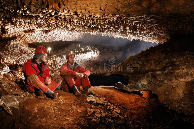 Speleologen die een mooi hol onderzoeken stock afbeelding Speleologen die een mooi hol onderzoeken stock afbeelding