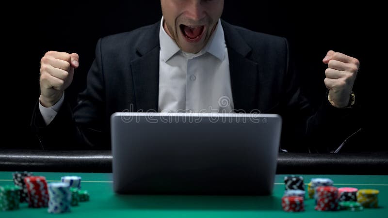 Speler die op laptop gokken en in opwinding, het winnen weddenschap, fortuin gillen royalty-vrije stock foto Speler die op laptop gokken en in opwinding, het winnen weddenschap, fortuin gillen royalty-vrije stock foto