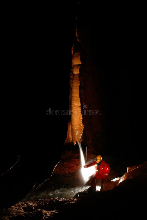 Spelunker die een hol onderzoeken royalty-vrije stock afbeeldingen Spelunker die een hol onderzoeken royalty-vrije stock afbeeldingen