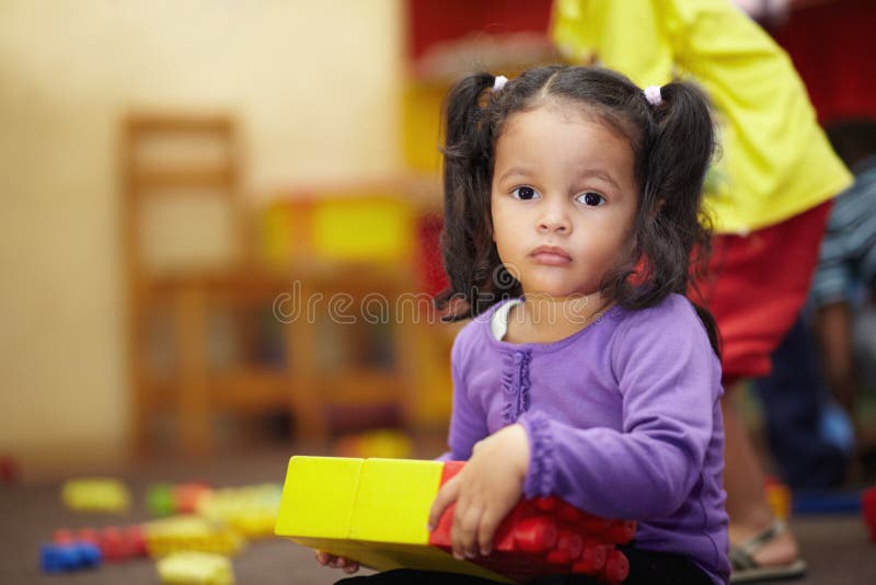 Sperando in un futuro luminoso. ritratto di una ragazza di etnia che tiene in mano alcuni isolati della sua classe di asilo con co immagini stock libere da diritti